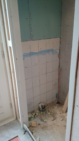 nieuwe afvoer en water punt aangebracht in de toilet